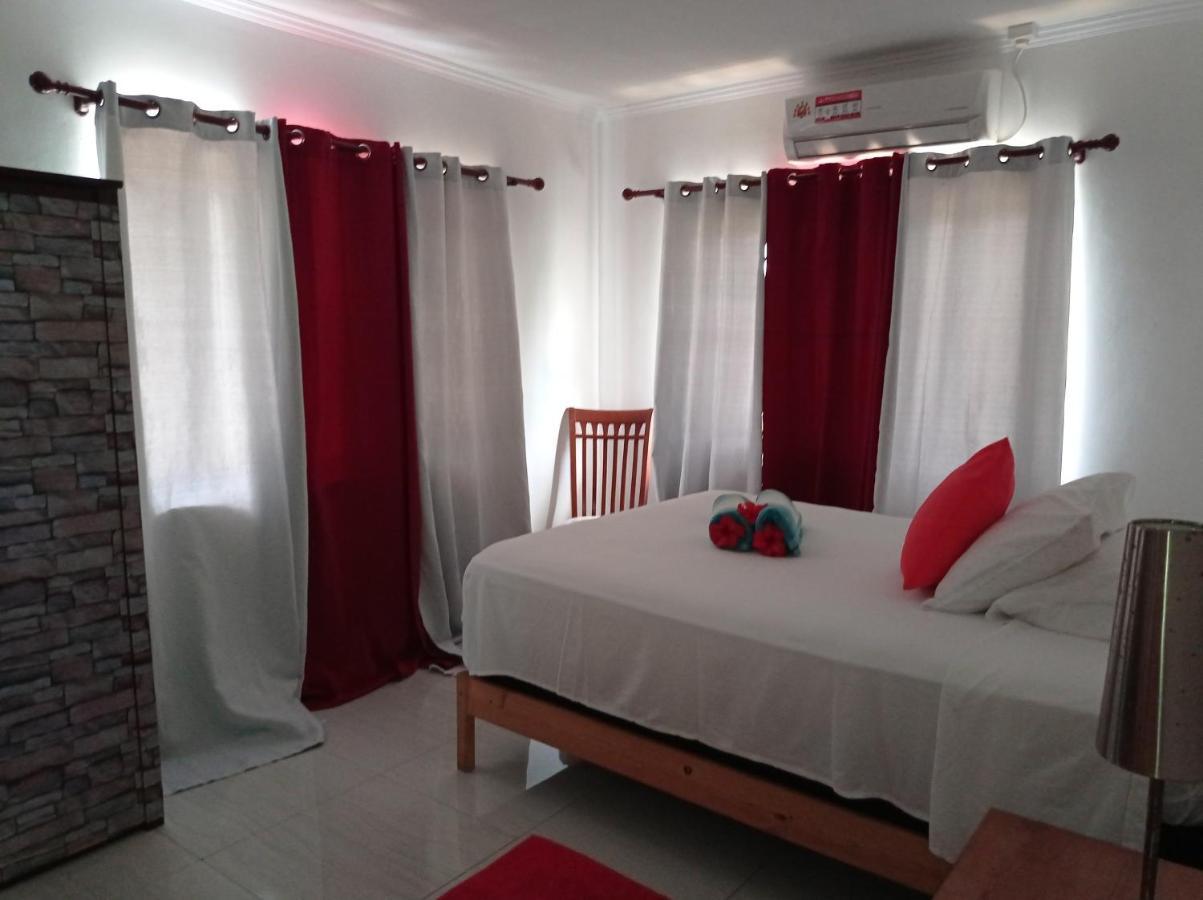 Les Forbans Selfcatering Apartment Takamaka Bagian luar foto