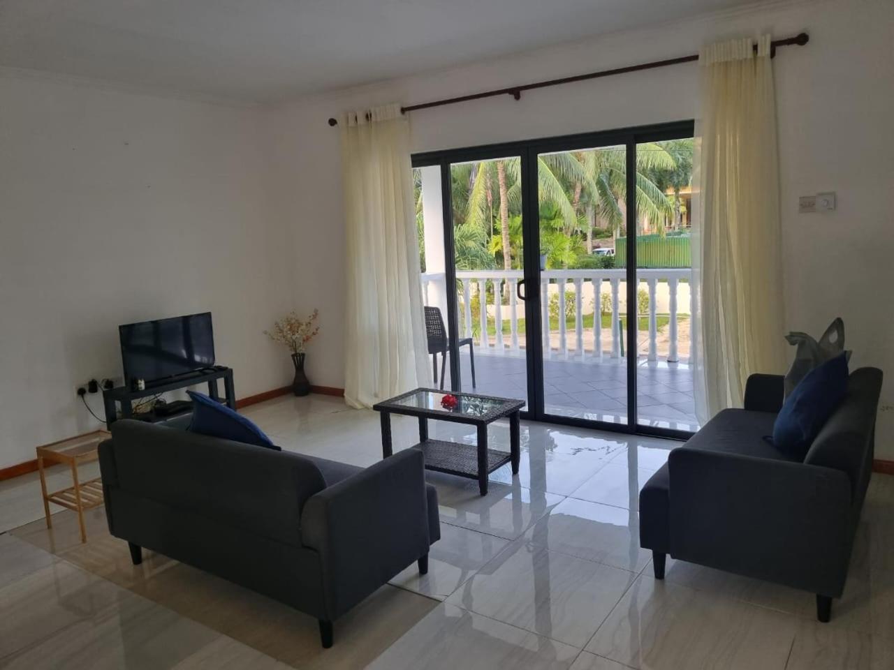 Les Forbans Selfcatering Apartment Takamaka Bagian luar foto